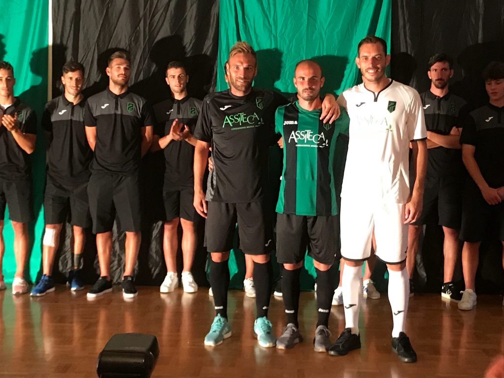 Pordenone, presentate la squadra e le nuove maglie ad Arta ...